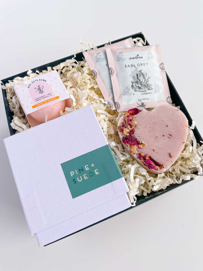 Personalized gift box for mother's day. Includes a Paddywax candle, a heart shaped soap bar, tea, and a pink bath bomb. Perfect as a small gift to say thank you. 
